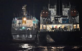 海上自衛隊が7月31日深夜に確認した、北朝鮮籍のタンカー(右)と船籍不明の船舶が横付けしている様子（防衛省提供）