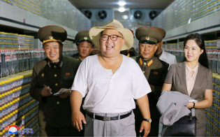 塩辛加工工場を李雪主夫人と視察する金正恩委員長。朝鮮中央通信が8日報じた=朝鮮中央通信・朝鮮通信 塩辛加工工場を李雪主夫人と視察する金正恩委員長。朝鮮中央通信が8日報じた=朝鮮中央通信・朝鮮通信