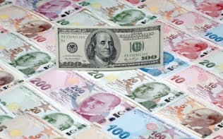 米国との対立で、トルコ通貨リラは対ドルで急落した=ロイター