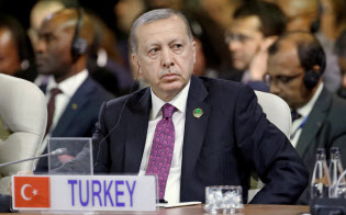 トルコ経済の苦境が深まっている(写真はエルドアン大統領)=ロイター トルコ経済の苦境が深まっている(写真はエルドアン大統領)=ロイター