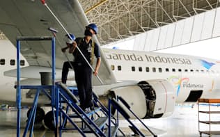 GMFエアロアジアの格納庫で機体を点検する作業員（ジャカルタ近郊のスカルノハッタ国際空港）=小高顕撮影