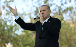 10日、トルコ北東部バイブルト県で演説するエルドアン大統領=ロイター 10日、トルコ北東部バイブルト県で演説するエルドアン大統領=ロイター