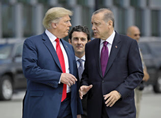 トランプ米大統領(左)はトルコのエルドアン大統領とNATO首脳会議の合間に米牧師の解放問題を協議した(7月、ブリュッセル)=AP トランプ米大統領(左)はトルコのエルドアン大統領とNATO首脳会議の合間に米牧師の解放問題を協議した(7月、ブリュッセル)=AP