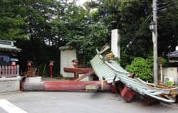 アニメ聖地 鳥居倒壊 埼玉の鷲宮神社 写真 共同 日本経済新聞