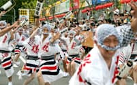 阿波おどりが開幕し、演舞場で踊る踊り手たち（12日、徳島市）=小川望撮影