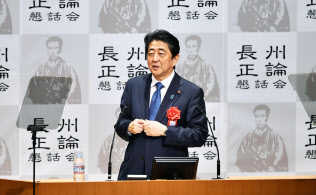 山口県下関市で講演する安倍首相(12日夕)=共同 山口県下関市で講演する安倍首相(12日夕)=共同