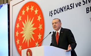 12日、トルコ北東部トラブゾンで演説したエルドアン大統領=ロイター
