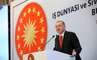 12日、トルコ北東部トラブゾンで演説したエルドアン大統領=ロイター 12日、トルコ北東部トラブゾンで演説したエルドアン大統領=ロイター