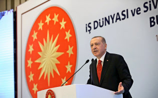12日、トルコ北東部トラブゾンで演説したエルドアン大統領=ロイター 12日、トルコ北東部トラブゾンで演説したエルドアン大統領=ロイター