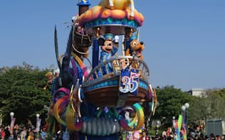 特別パレードなどが高水準の集客を支える（千葉県浦安市の東京ディズニーランド）