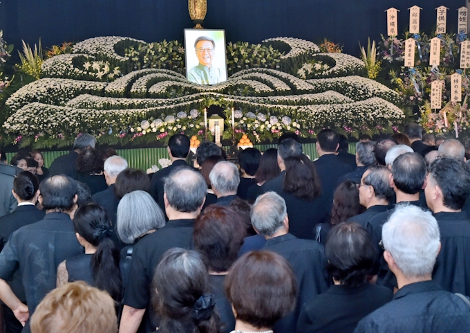 沖縄 翁長氏に最後の別れ 信念の人 安らかに 日本経済新聞