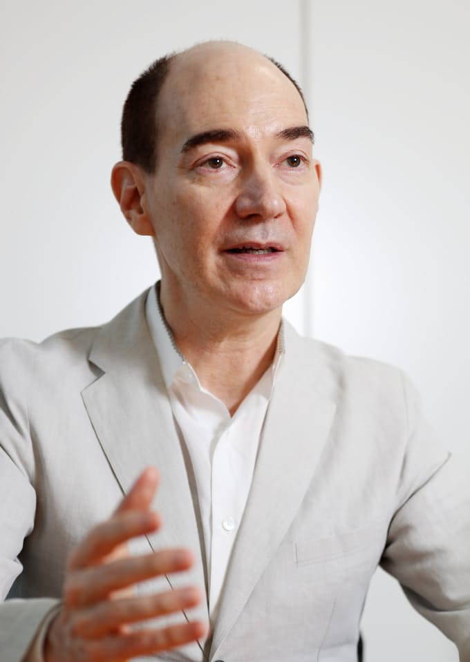 R キャンベルさん 同性愛公表 議員発言を危惧 日本経済新聞