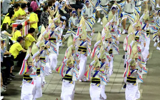 初日のフィナーレ、南内町演舞場で踊る、振興協会を脱会したゑびす連の踊り子(12日)