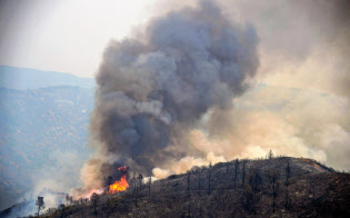 6日、米カリフォルニア州の山岳地帯の火事=AP 6日、米カリフォルニア州の山岳地帯の火事=AP