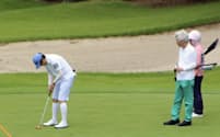 ゴルフを楽しむ安倍首相。右から2人目は小泉元首相=共同