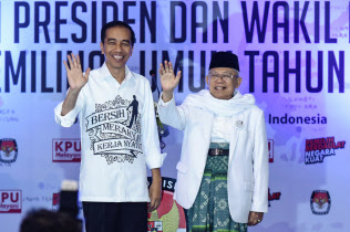 ジョコ大統領(左)は次期大統領選の副大統領候補にイスラム急進派のマアルフ・アミン氏を選んだ=ロイター ジョコ大統領(左)は次期大統領選の副大統領候補にイスラム急進派のマアルフ・アミン氏を選んだ=ロイター