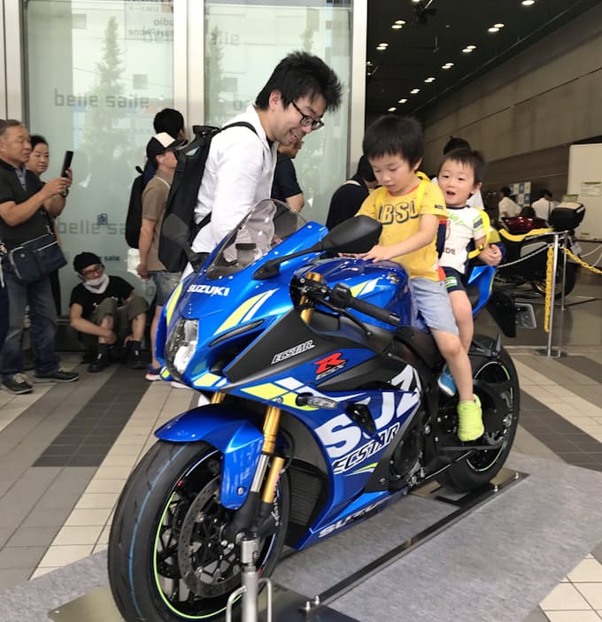 バイクの日に自工会会長 二輪 四輪で融合を 日本経済新聞
