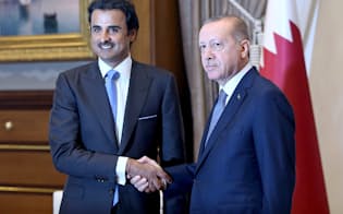 カタールのタミム首長（左）と会談するトルコのエルドアン大統領（15日、トルコ・アンカラ）=トルコ大統領府提供・ロイター