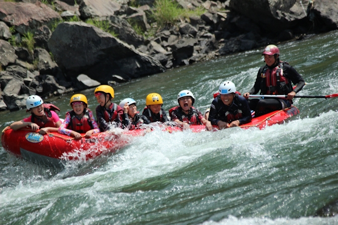 水しぶきに歓声 訪日客も夢中の川下り 熊本 球磨川 日本経済新聞