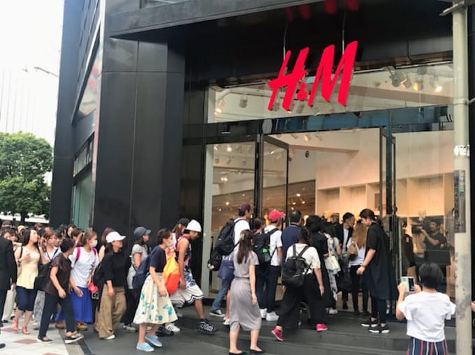 H M 安室さんコラボ第2弾 渋谷店に500人行列 日本経済新聞