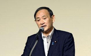 札幌市内で講演する菅官房長官(21日)=共同 札幌市内で講演する菅官房長官(21日)=共同