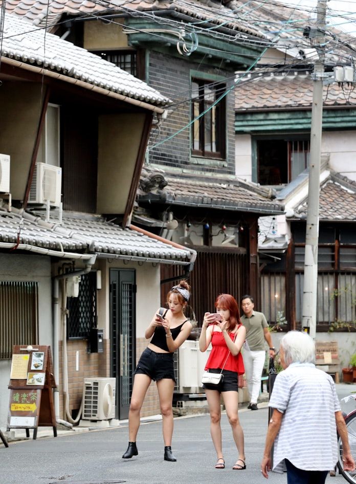 外国人観光客増で住民困惑 レトロな街並み大阪 中崎町 日本経済新聞 外国人観光客増で住民困惑 レトロな街並み大阪 中崎町 日本経済新聞