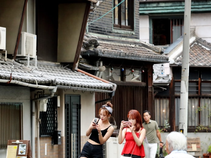 外国人観光客増で住民困惑 レトロな街並み大阪 中崎町 日本経済新聞 外国人観光客増で住民困惑 レトロな街並み大阪 中崎町 日本経済新聞