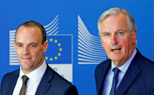 EUのバルニエ首席交渉官(右)と英国のラーブEU離脱担当相(21日、ブリュッセルのEU本部で)=ロイター EUのバルニエ首席交渉官(右)と英国のラーブEU離脱担当相(21日、ブリュッセルのEU本部で)=ロイター