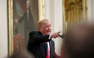 トランプ大統領は「米国を偉大にする」秘薬として関税を掲げる=AP トランプ大統領は「米国を偉大にする」秘薬として関税を掲げる=AP