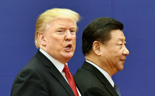 首脳会談後の調印式を終え、引き揚げるトランプ米大統領(左)と中国の習近平国家主席=2017年11月、北京の人民大会堂(共同) 首脳会談後の調印式を終え、引き揚げるトランプ米大統領(左)と中国の習近平国家主席=2017年11月、北京の人民大会堂(共同)