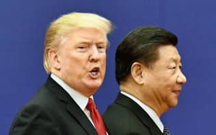 トランプ米大統領（左）と中国の習近平国家主席=2017年11月、北京の人民大会堂（共同）