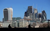 英国は企業統治を四半世紀にわたり改革してきた（ロンドンの金融街シティー）=ロイター