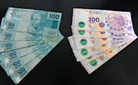 ブラジルの通貨レアル(左)とアルゼンチンの通貨ペソ(右)とも、為替市場で売られる