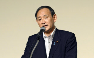 菅官房長官の真意はどこに?(21日午後、札幌市内)=共同 菅官房長官の真意はどこに?(21日午後、札幌市内)=共同