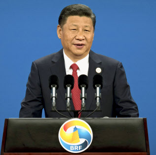 2017年5月、北京で開いた「一帯一路」の国際会議の開幕式で演説した中国の習近平(シー・ジンピン)国家主席(共同) 2017年5月、北京で開いた「一帯一路」の国際会議の開幕式で演説した中国の習近平(シー・ジンピン)国家主席(共同)