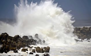 台風20号の影響で高知県安芸市の海岸に激しく打ち寄せる波（23日午前10時）=共同
