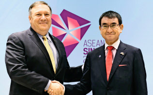 日米は「自由で開かれたアジア太平洋戦略」で中国に対抗する(8月4日、シンガポールで会談したポンペオ米国務長官(左)と河野外相)=共同 日米は「自由で開かれたアジア太平洋戦略」で中国に対抗する(8月4日、シンガポールで会談したポンペオ米国務長官(左)と河野外相)=共同