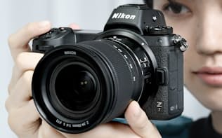 ニコンが発表した新型ミラーレスカメラ（23日午後、東京都品川区）