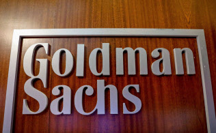 アジアのヘッジファンド戦略を再編する米金融大手のゴールドマン・サックス=ロイター アジアのヘッジファンド戦略を再編する米金融大手のゴールドマン・サックス=ロイター