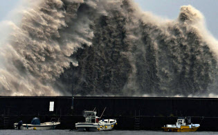 台風20号の影響で高知県安芸市の漁港に打ち寄せる高波(23日午後6時、高知県安芸市)=共同 台風20号の影響で高知県安芸市の漁港に打ち寄せる高波(23日午後6時、高知県安芸市)=共同