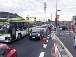 埼スタが社会実験 バス優先で交通規制 日本経済新聞