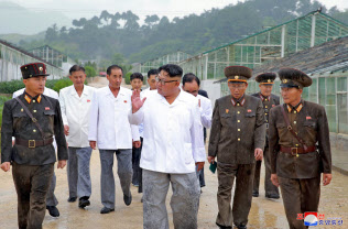 雨のなか平安南道陽徳郡内の温泉地区を視察する金正恩氏(朝鮮中央通信・朝鮮通信) 雨のなか平安南道陽徳郡内の温泉地区を視察する金正恩氏(朝鮮中央通信・朝鮮通信)