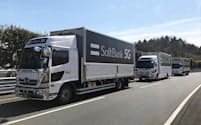ソフトバンクは走行中のトラック間で映像伝達実験に成功した（3月、茨城県城里町の日本自動車研究所テストコース）
