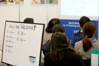 企業の外国人留学生の採用意欲は高いが、語学能力などで採用を見送る場合もある(ディスコが留学生向けに開いた説明会) 企業の外国人留学生の採用意欲は高いが、語学能力などで採用を見送る場合もある(ディスコが留学生向けに開いた説明会)