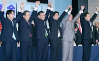 他の候補者と手を取り合う安倍氏（右から3人目）=2012年9月26日、自民党本部