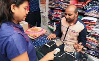 指紋認証だけで買い物できる婦人服店（インド・ムンバイ）
