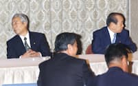 総裁選を控え橋本派の臨時総会に出席した青木参院幹事長（左）と野中元幹事長（右）（2003年9月2日、都内のホテル）
