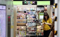 「キヨスク」など駅ナカの販売店では雑誌の売上高が大幅に縮小している（29日午後、JR有楽町駅構内の売店）