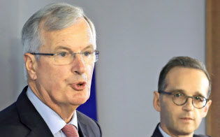 記者会見するEUのバルニエ首席交渉官(左)(29日、ベルリン)=AP 記者会見するEUのバルニエ首席交渉官(左)(29日、ベルリン)=AP