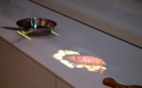 パナソニックが展示した「未来のキッチン」。フライパンはどこでも調理可能。オーブンの中の画像も表示される（29日、IFA2018、ベルリン）